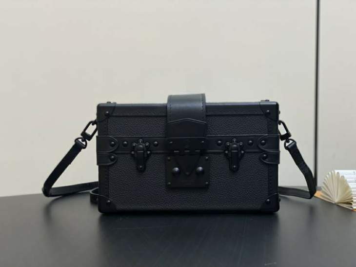 Picture of Louis Vuitton Mens Bags _SKUfw176132218fw